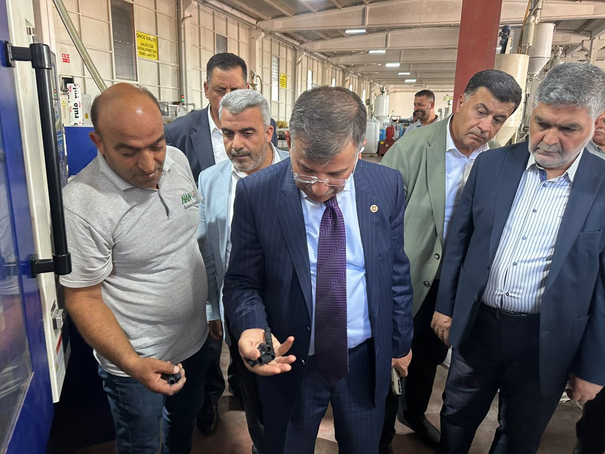 malicevheri's tweet photo. 📍Viranşehir Organize Sanayi Bölgesi

İlçe Başkanımız Lütfi Bağcı, önceki dönem İlçe Başkanımız Ali Tekin, Viranşehir’imizin kanaat önderlerinden İdris Şıhanlıoğlu ve ilçe teşkilatımızla birlikte; Viranşehir OSB’de faaliyet gösteren Nansan Sulama Boru Fabrikası’nı ziyaret ettik.

İşletme sahibi İbrahim Beslenen ve yönetim kurulu üyeleriyle bir araya gelerek üretim süreçlerini yerinde inceledik; fabrikanın işleyişi, istihdama katkısı ve sektörün yereldeki ihtiyaçları hakkında bilgi aldık.

Viranşehir’imizde üretim yapan, istihdam sağlayan ve ilçemizin ekonomik gücüne değer katan her yatırımın yanındayız.

Üreten, emek veren ve şehrimize katkı sunan tüm girişimcilerimize teşekkür ediyor; Viranşehir için çalışmaya, sahada olmaya ve yerelin sesini dinlemeye devam ediyoruz.
@Akparti @akpartiurfa @akpartivsehir @lutfibagci
