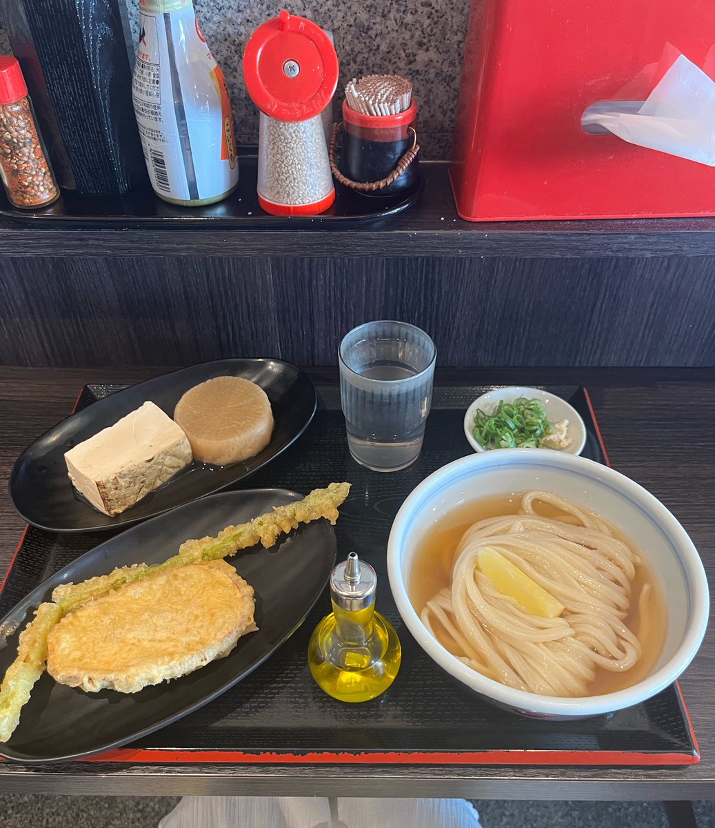 usgmhib's tweet photo. 四食分たべました㊗️🥢
いろんな種類のうどんを食べるように意識したから飽きはこないし、お店によって全然味が違った！うどんの麺はツルツルよりしっかりコシがある派なので、3枚目のお店が1番好みでした。特に出汁が美味しすぎて飲み干せるレベルでした… https://t.co/64FHODzsCW
