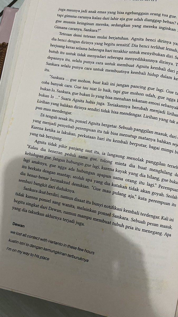 rosekische's tweet photo. WTS NOVEL PRELOVED SEBELUM BERPISAH LEMBAYUNG BY NONAMERAHMUDAA

Sebelum berpisah 130k
- cetakan pertama
- bercak yellowing
- minus ga ada bookmark

Lembayung 140k 
- cetakan pertama
- fullbox dan bookmark
- good condi

take all 250k. dom jatim mlg. bisa oren. https://t.co/3lWPJnmZUM