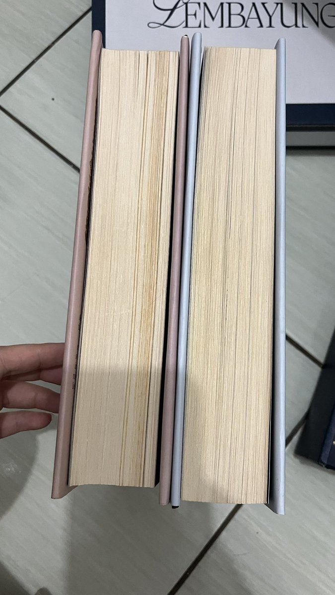 rosekische's tweet photo. WTS NOVEL PRELOVED SEBELUM BERPISAH LEMBAYUNG BY NONAMERAHMUDAA

Sebelum berpisah 130k
- cetakan pertama
- bercak yellowing
- minus ga ada bookmark

Lembayung 140k 
- cetakan pertama
- fullbox dan bookmark
- good condi

take all 250k. dom jatim mlg. bisa oren. https://t.co/3lWPJnmZUM
