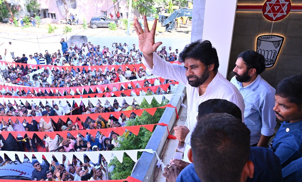 JanaSenaParty's tweet photo. జనసేన… ప్రజల పార్టీ

* ప్రజల సమస్యలే మన అజెండా కావాలి

* తెలంగాణ ఆకాంక్షలు, ఆశలు తీరేలా పని చేద్దాం 

* దేశ సమగ్రత, సమైక్యతకే మొదటి ప్రాధాన్యం

* తెలంగాణ స్ఫూర్తిని పూర్తిగా అర్ధం చేసుకున్నవాడిని 

* కేరళం, తమిళనాడు, కర్ణాటకలోనూ ఇప్పుడు జనసేన ప్రస్థానం మొదలైంది

* తెలంగాణలో ప్రజల సమస్యలు వినేలా జనవాణి నిర్వహణ 

* తెలంగాణ నుంచి పలువురు పార్టీలో చేరిక 
** తెలంగాణ రాష్ట్ర పార్టీ కార్యాలయాన్ని ప్రారంభించిన అనంతరం నాయకులతో ప్రత్యేకంగా మాట్లాడిన శ్రీ @PawanKalyan గారు
