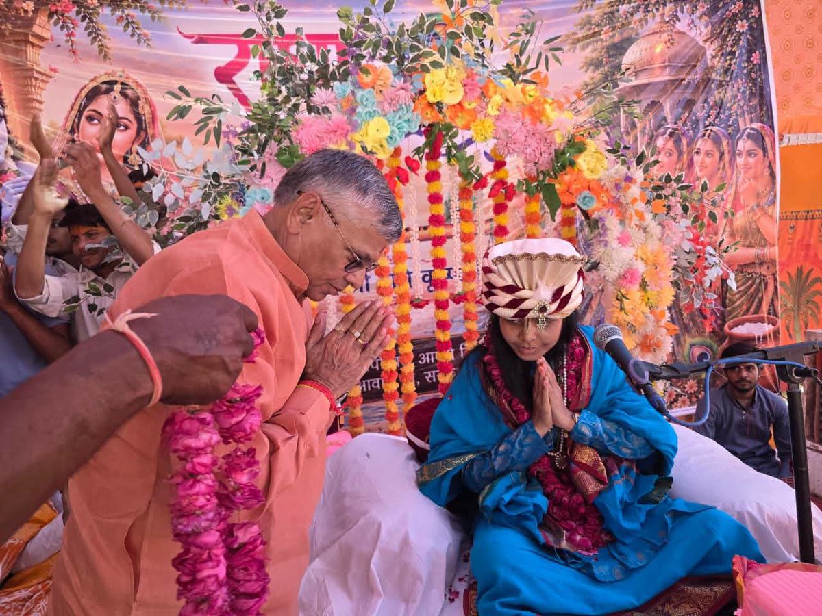 dharmindia51's tweet photo. ग्राम कुतुकपुर रोहई, फतेहाबाद (आगरा) में आयोजित श्रीमद्भागवत कथा में सम्मिलित होकर पूजन-अर्चन किया तथा बालिका व्यास जी का सम्मान किया। उनकी मधुर वाणी एवं आध्यात्मिक ज्ञान ने सभी श्रद्धालुओं को भक्ति भाव विस्तार हो। प्रभु की कृपा सभी पर बनी रहे। https://t.co/Izpoy1J4y4
