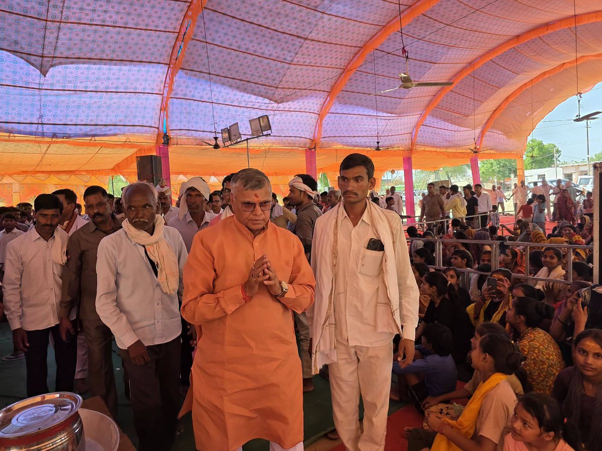 dharmindia51's tweet photo. ग्राम कुतुकपुर रोहई, फतेहाबाद (आगरा) में आयोजित श्रीमद्भागवत कथा में सम्मिलित होकर पूजन-अर्चन किया तथा बालिका व्यास जी का सम्मान किया। उनकी मधुर वाणी एवं आध्यात्मिक ज्ञान ने सभी श्रद्धालुओं को भक्ति भाव विस्तार हो। प्रभु की कृपा सभी पर बनी रहे। https://t.co/Izpoy1J4y4