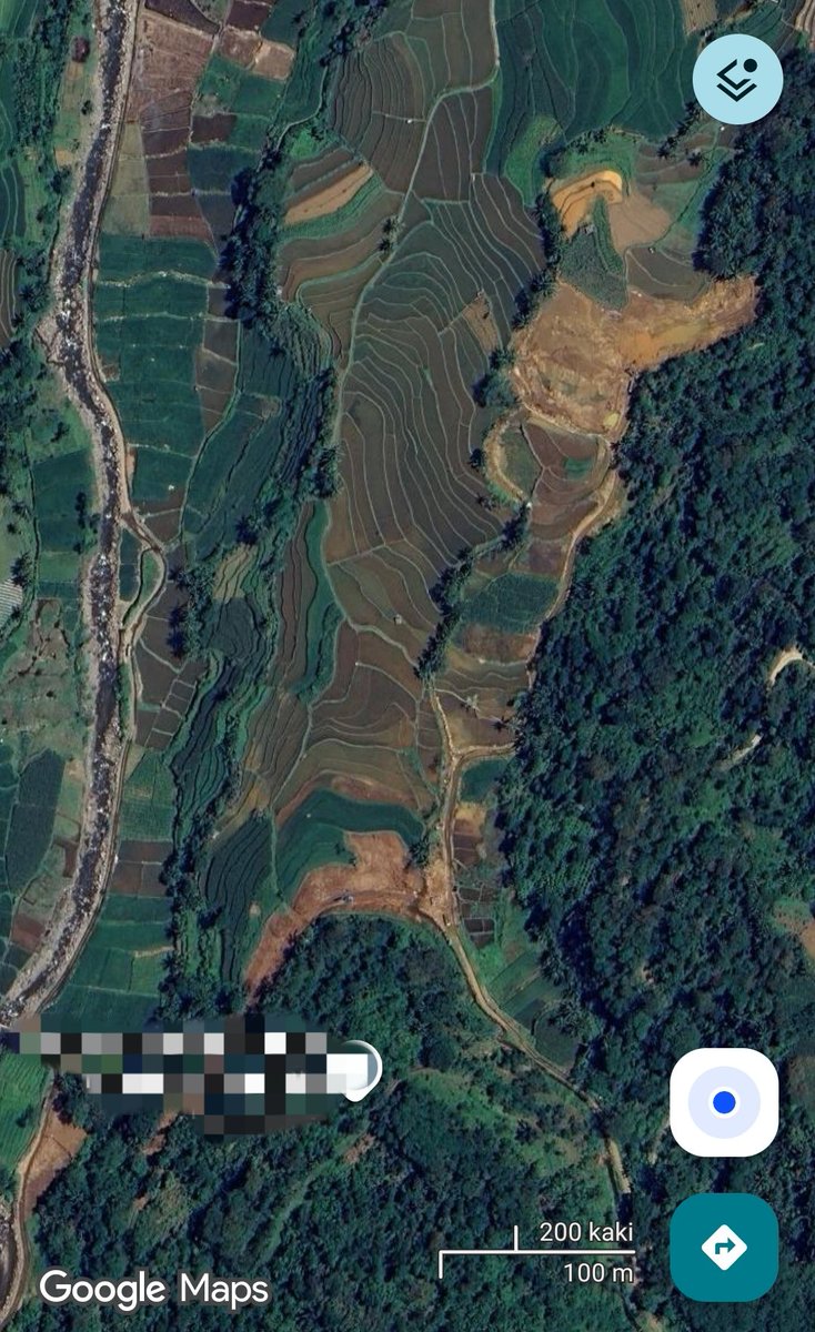 Poppinnbeom's tweet photo. Sungai dan gunung di kawasan sekitar tempat tinggal aku, literally dikeruk sampai gunungnya kalau keliatan dari darat itu dikeruk seperempatnya. https://t.co/1XGZNOzyoO