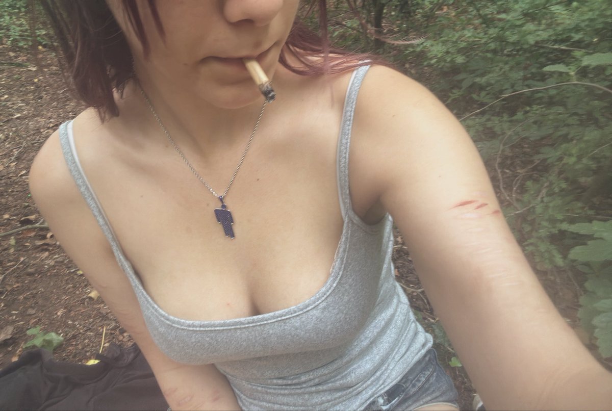starbuggs_s's tweet photo. smoke in the forest while i wait for my boyfriend 😐✌️ https://t.co/ExrNu98n1l