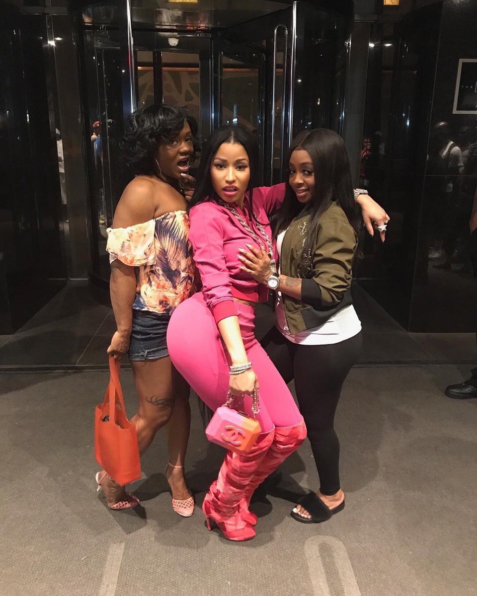 sleezedminaj's tweet photo. nicki minaj (2017) https://t.co/hGTbO4Zqz3