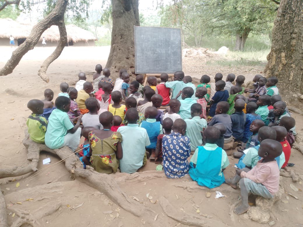 esuleleila's tweet photo. This is Opa Prmary School in offaka SubCounty Madi Okollo. We are looking for Ugx3.5m to buy them a machine that makes 400 interlocking blocks a day. We are striving to improve on their learning environment, improve school enrollment and prolong girl child stay in school. https://t.co/BJmabNX5MT