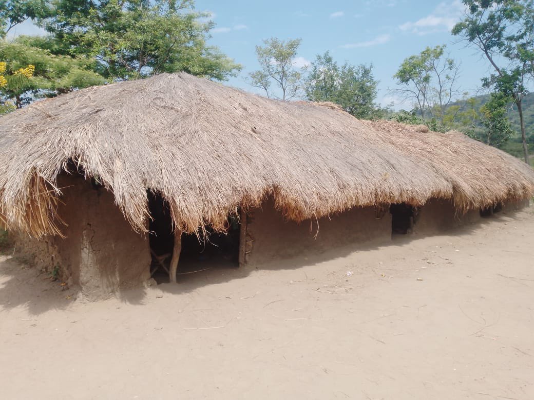 esuleleila's tweet photo. This is Opa Prmary School in offaka SubCounty Madi Okollo. We are looking for Ugx3.5m to buy them a machine that makes 400 interlocking blocks a day. We are striving to improve on their learning environment, improve school enrollment and prolong girl child stay in school. https://t.co/BJmabNX5MT