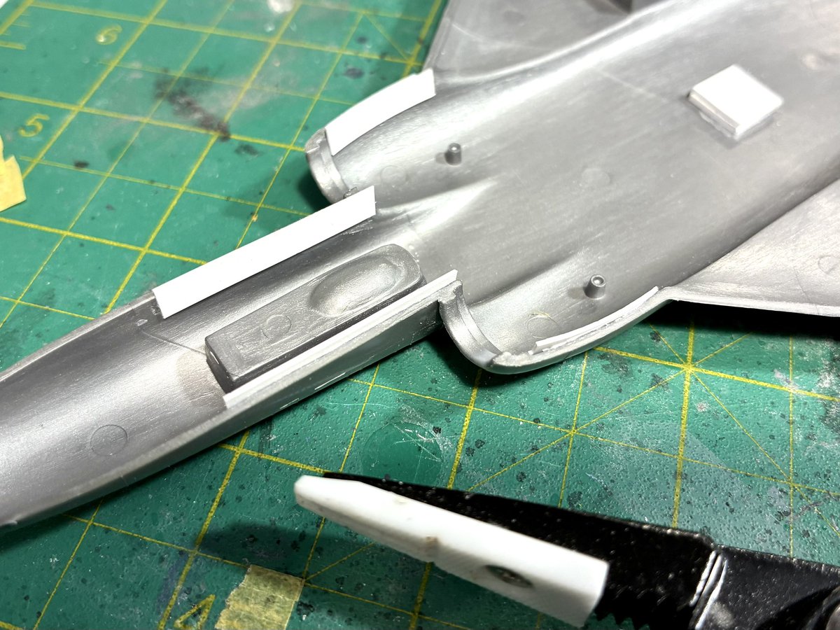 ztz3oo's tweet photo. #Heller 1/72 #Gloster #Javelin T3
インテーク周りのガタ付きをペンチでぐいぐい引っ張って修正。歪んだインテークをリューターで削って修正。思ったよりうまくいきました。内側にはプラ板を貼って接着力強化。機首に錘を12g程度設置 https://t.co/66izN52PU4