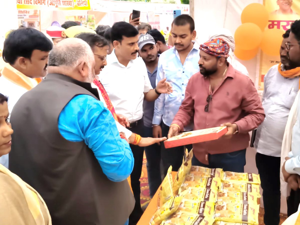 GauravPrerak's tweet photo. गंगा बहुउद्देशीय सभागार में आयोजित "समेकित जन-कल्याण एवं जागरूकता अभियान" कार्यक्रम में मा. विधान परिषद सदस्य एवं प्रदेश उपाध्यक्ष आदरणीय #डॉo_धर्मेंद्र_सिंह_जी, मा. परिवहन मंत्री #श्री_दयाशंकर_सिंह_जी के साथ विभिन्न विभागों द्वारा लगाए गए प्रदर्शनी का उद्घाटन एवं अवलोकन किया।🙏🏻 https://t.co/UmEqG7IkyD