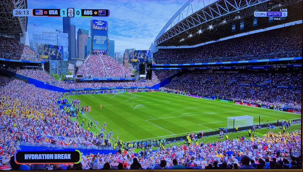 BaderMMarafi's tweet photo. •قمت بزيارة العديد من الملاعب الكروية العالمية ولكن هذه الملاعب التي تُلعب عليها منافسات كأس العالم الحالية لها رونق خاص وفريد
•تحس كل مهندس معماري مقدّم تصميم فريد من ابتكاره وله فيه بصمة خاصة واحساس غريب
•في الملاعب العالمية الأخرى التصاميم العامة مكرّرة ولا فيها بصمات/ابداع https://t.co/FX7PK9b4TU