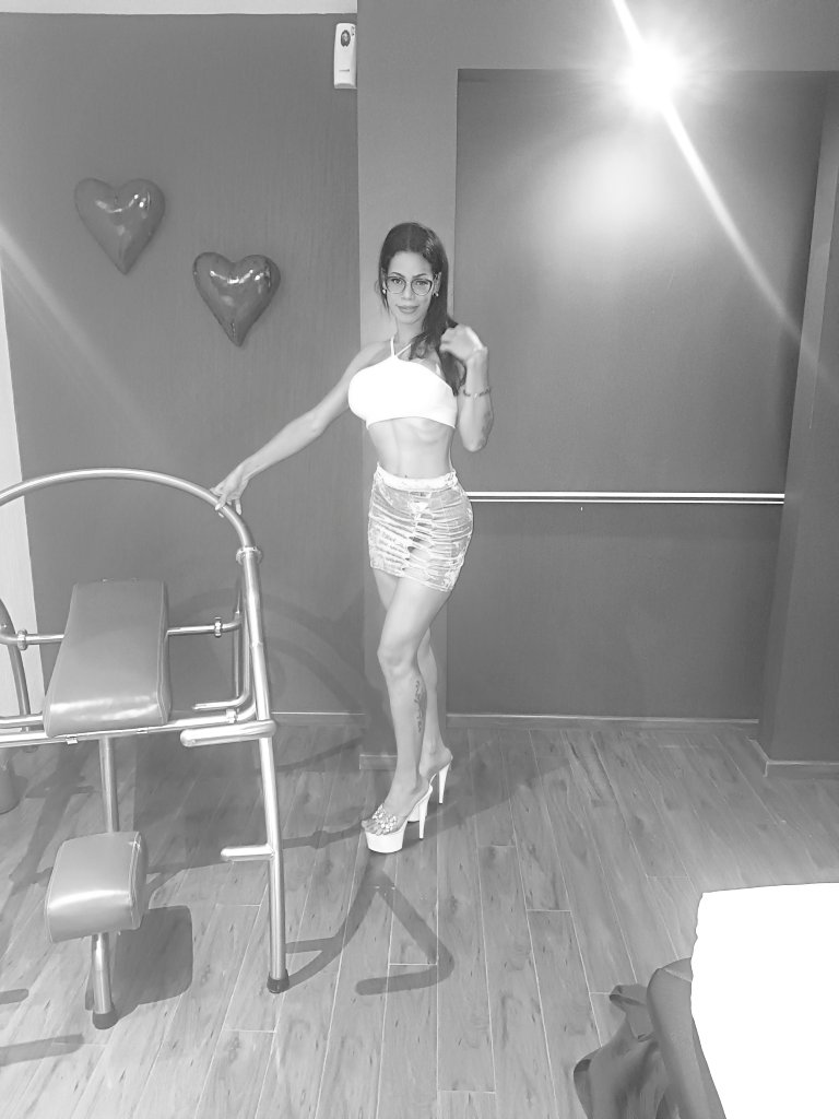 Nebraskitavip's tweet photo. ¿La 1 o la 2? Una pequeña dosis de mí en dos ángulos diferentes... Cuéntame a color  o blanco y negro 💋,? https://t.co/QzG66F80m9