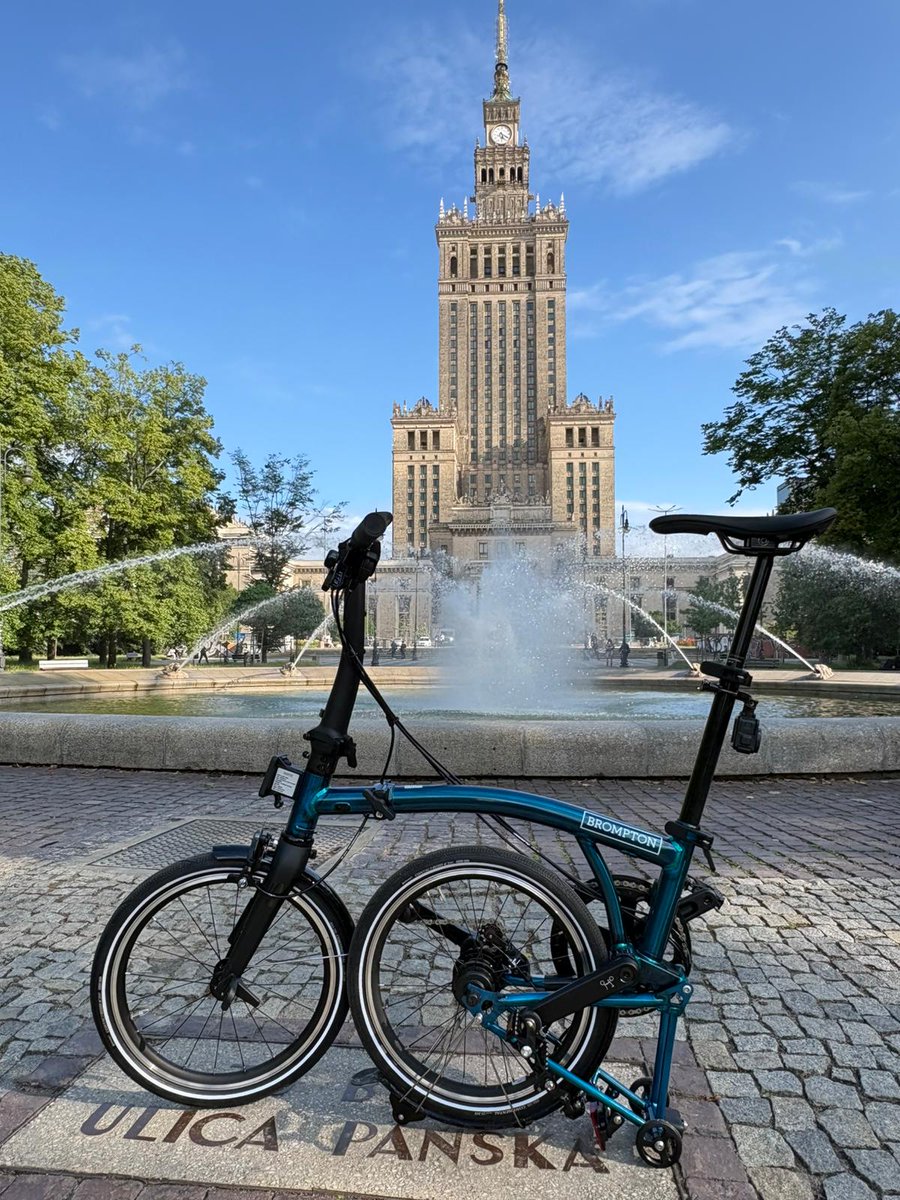AleRower's tweet photo. Nowy Brompton P Line MK2 to już nie tylko stal i tytan. Najważniejsza zmiana to całkowicie nowy, jednozęściowy karbonowy widelec.

Aktualnie na testach w Warszawie. Za kilka dni wraca i będzie dostępny w wysyce w całej Polsce. https://t.co/lWukDN3VpB