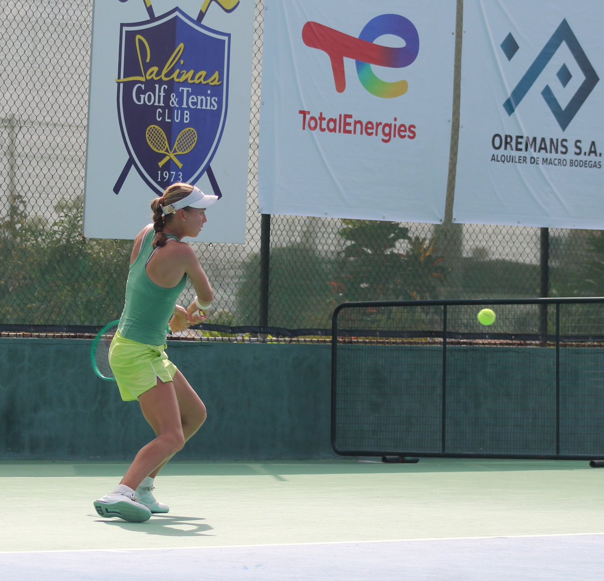 gogo_week's tweet photo. 🎾 #ITF J100 Salinas 🇪🇨
Semifinales damas 
Silvana Fajardo 🇵🇪 a Sophia Budacsek 🇺🇸 6-3 3-6 6-2
Clara Gouvea Vieira Elkind 🇧🇷 a Daniela Gonzales 🇵🇪 6-1 6-4.
Sede @salinasgolfteni 
 #GOGOweek 🇪🇨 @BancoGuayaquil 
📸 #KCtenis 🎾 https://t.co/yYjeSzVx2F