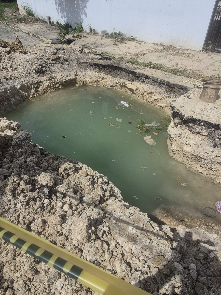 FelipeM64182011's tweet photo. La @caasdrd tiene un atraso de varios dias con esta reparación. Es en Carmen Maria I, en Altos de Arroyo Hondo. Ninguna brigada, cero trabajo, pero con ese pozo de agua sucia hemos tenido que cerrar llave de paso para suministro en las casas.  @FellitoSubervi, @ElDia_do https://t.co/eM4PCLPbVc