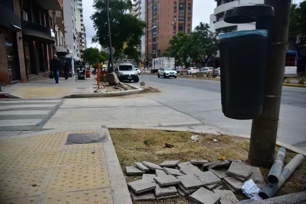 NancyAlmada's tweet photo. Lo hicieron en 27 de Abril, después en Chacabuco y ahora en San Juan. Rompen, cortan, funden pymes y después abandonan la obra porque no tienen un peso. Es puro capricho de obra pública, lejos de cualquier planificación urbana seria. https://t.co/XtGeTckYCj