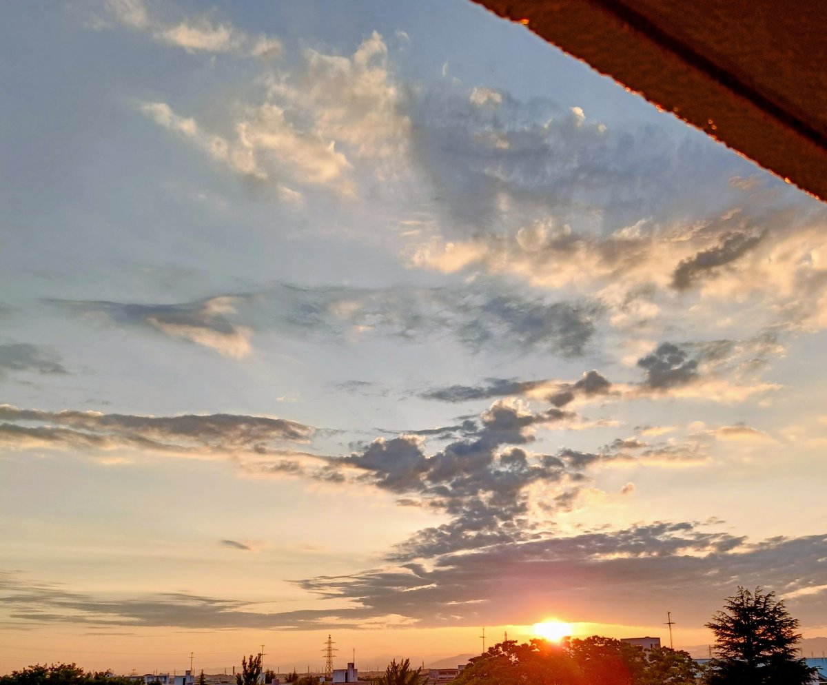 3kokia53's tweet photo. 今朝も窓から見える #朝日 を楽しんでいます🌄
ちょっとだけ久ーしぶりに動画見ながら家で軽く身体を動かせた😆
心身体調悪化してウォーキングもジョギングも出来なくなったけどあんなに気持ちいいことはもう体感したのでまたいつかできたらいいな🏃‍♀️
#うつ　
#鬱
#ひきこもり
#綺麗
#朝活
#昼夜逆転 https://t.co/out8lFXyva