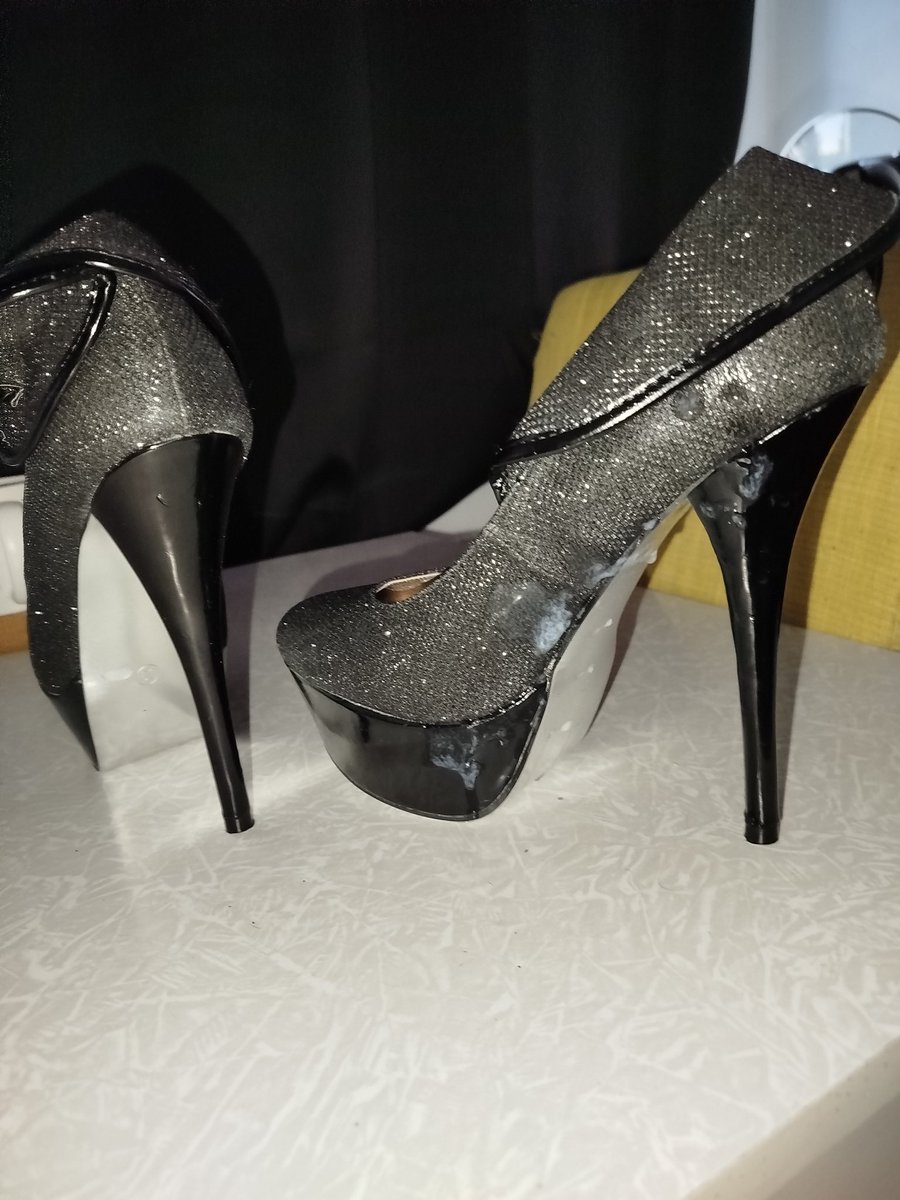 FetishFantasy96's tweet photo. Because i wanted to have some fun in my heels tonight 🔥😈. 
Video upload soon 💋. 

RT if you like shoe cumming 😈. https://t.co/GS9mcECG4W