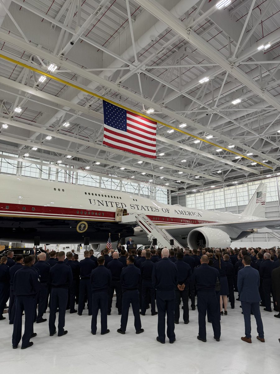 MargoMartin47's tweet photo. Members of the Air Force watch @POTUS debut the new Air Force One! 🇺🇸 https://t.co/uIfVxdp3qW