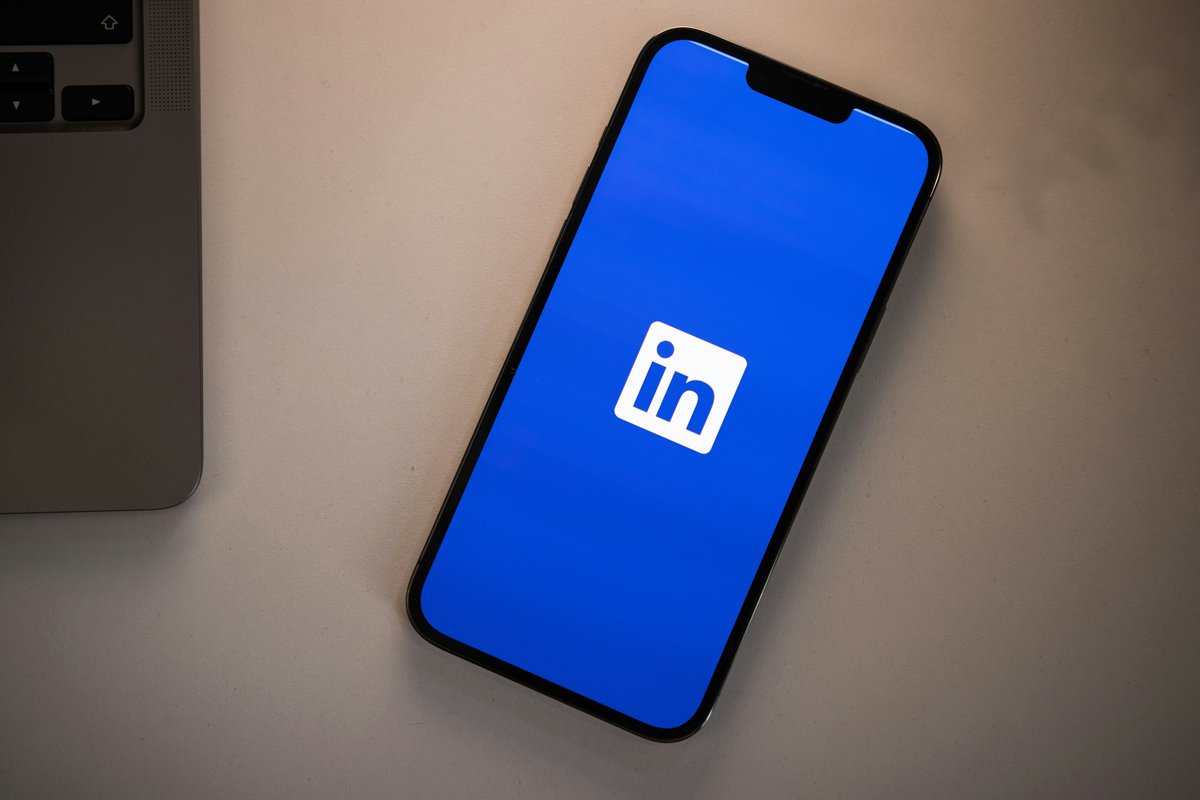 SunnySocial's tweet photo. News from LinkedIn! The platform recently launched Creator Marketplace and BrandWorks. These launches are designed to give marketers even more tools to build impactful campaigns. Read more here: https://t.co/FKLSjhORuk https://t.co/cPNQYdNm1R