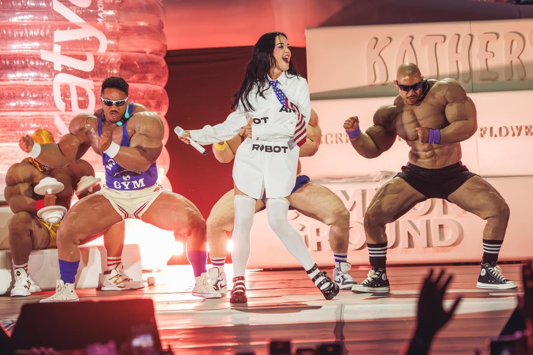 poptime's tweet photo. Jornal espanhol El Mundo ACLAMA novo show de Katy Perry:

“A Rainha do Camp entendeu antes de qualquer um que o segredo para permanecer no topo é continuar surpreendendo. Com o espetáculo, a cantora confirmou que continua sendo uma das figuras mais imprevisíveis e emblemáticas na cena pop global”