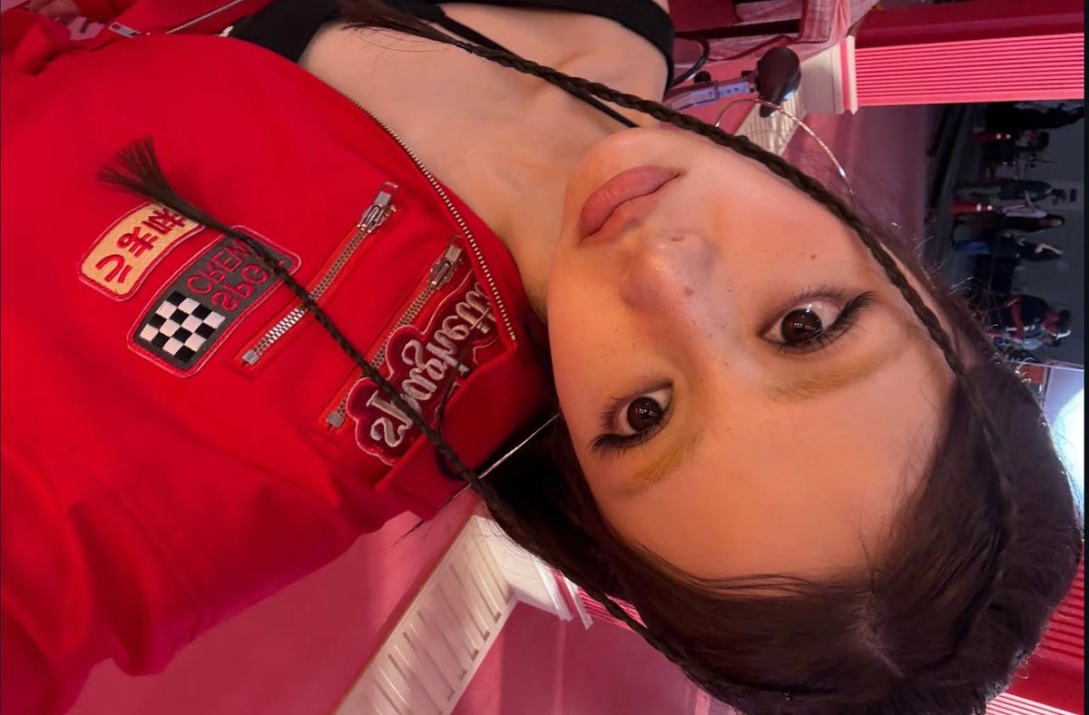 chaeizm's tweet photo. y’all didn’t get yunjin’s bleached eyebrow era the way i did https://t.co/RSJ4gwzIha