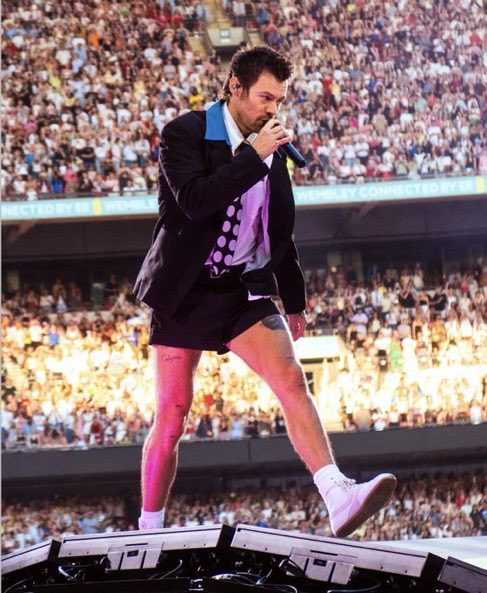 hlupdates_2's tweet photo. Hi-Res of Harry today! 
#TogetherTogetherLondonN4
#HarryStyles #kattdo #kissco
📸 ralphph https://t.co/Uw2dWnVCh3