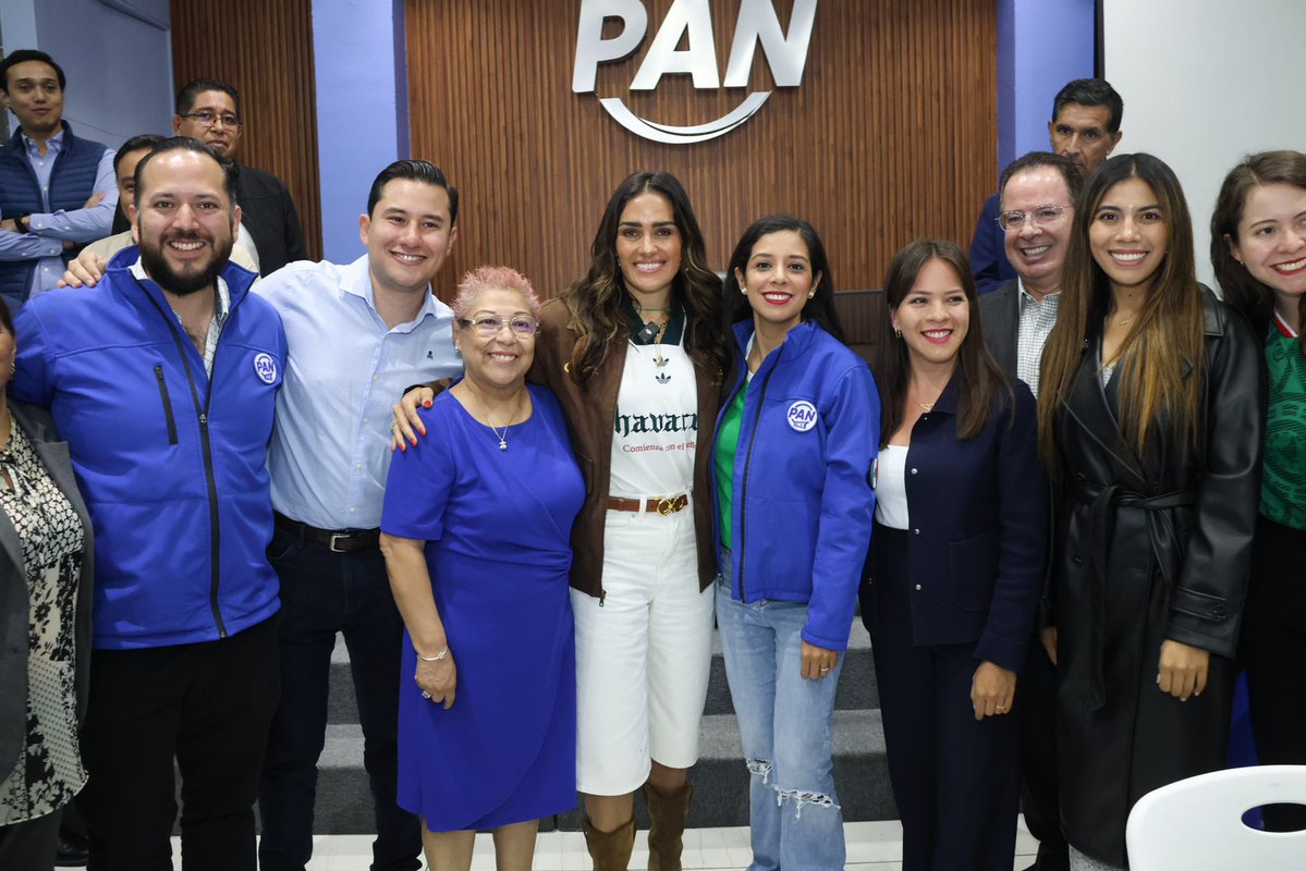 AlessandraRdlv's tweet photo. Ayer nos reunimos con el PAN Cuauhtémoc para seguir construyendo una visión compartida: una alcaldía más segura, más ordenada y con mejores oportunidades para todas y todos. Porque cuando se pone a la gente por encima de los intereses políticos, los acuerdos se convierten en resultados.

En Cuauhtémoc seguimos demostrando que el diálogo, el trabajo en equipo y la convicción de servir son el camino para defender lo que hemos logrado y construir lo que viene. 💙🏹