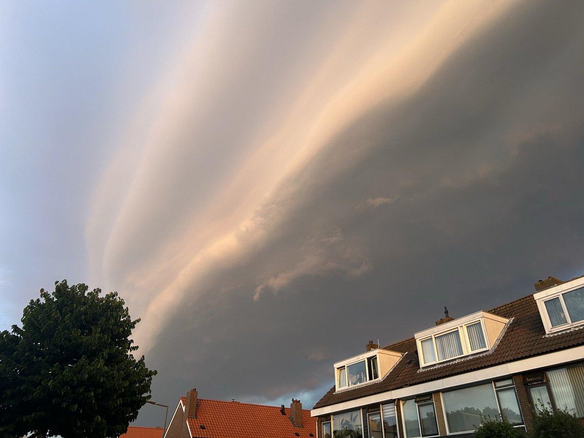 Petrus1112's tweet photo. #selfcloud #onweer #hoekvanholland https://t.co/yKZFpN0hXR