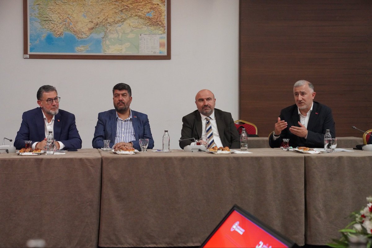 Gocidaresi's tweet photo. Göç İdaresi Başkanlığımızın ev sahipliğinde, Başkanımız Sayın Muhammet Selami Yazıcı başkanlığında; göç alanında faaliyet gösteren 8 sivil toplum kuruluşunun temsilcilerinin katılımıyla “STK İstişare Toplantısı” gerçekleştirildi.

Toplantıda, Türkiye’nin göç politika ve uygulamaları çok boyutlu bir bakış açısıyla değerlendirildi.

@TC_icisleri
@mselamiyazici