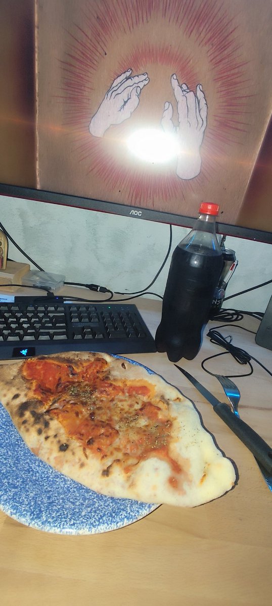 TarghanGki's tweet photo. La fille à qui j'avais promis les étoiles et le Ciel me déteste à la mort.
Pizza calzone Oeuf-jambon + Godspeed You! Black Emperor
#kitchencels https://t.co/DuIxruV5ph