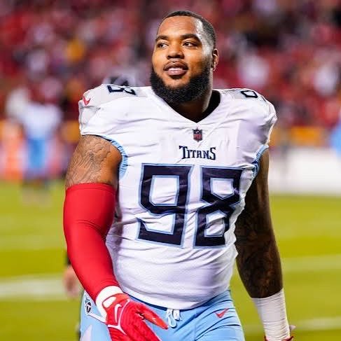 NFL_DovKleiman's tweet photo. 𝗕𝗥𝗘𝗔𝗞𝗜𝗡𝗚: The Titans and superstar DT Jeff Simmons have agreed to a 3-year, $35.3 million per year extension with $100M guaranteed.

Simmons is now the highest paid DT in NFL history.

Much deserved 👏 https://t.co/szADwp6tXJ