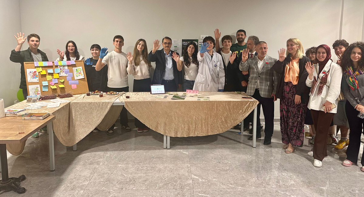 fatih_donmez's tweet photo. Gölpazarı ziyareti kapsamında Kültür Merkezi’nde açılan sergiyi ziyaret ettik.

El emeği göz nuru eserlerden hediyelik eşyalara, bilim ve kültürü buluşturan çalışmalardan geleneksel sanat örneklerine uzanan zengin içerikli sergi; üretimin, estetiğin ve kültürel birikimimizin güzel bir yansıması oldu.

Emeği bulunan herkesi tebrik ediyor, kültür ve sanat hayatımıza katkılarının artarak devam etmesini diliyorum.