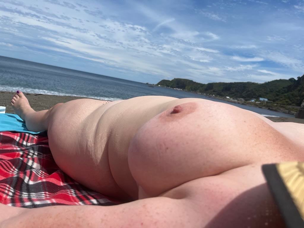 Charlotte__Kiwi's tweet photo. Who else loves that thrilling rush of being completely bare outdoors?   🪾
 
Let’s flood this thread with your hottest public/outdoor shots — the more daring and uncovered, the better 🔥

Drop yours below if you’re feeling naughty   😈

Repost, follow and hit up my bio to subscribe