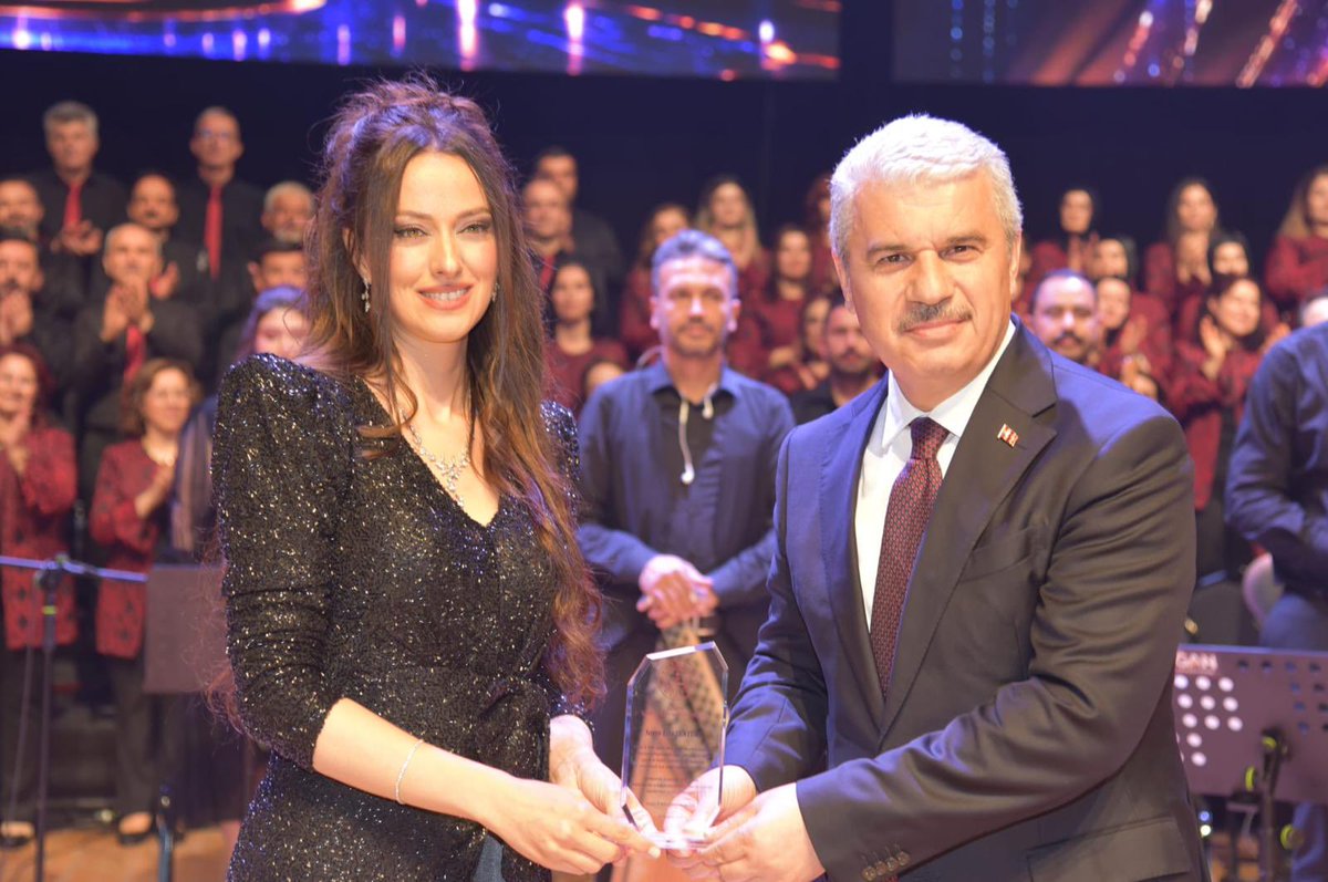 konyamem's tweet photo. KONYA İL MİLLİ EĞİTİM MÜDÜRLÜĞÜ MAARİF ORKESTRA VE KOROSU'NUN YIL SONU KONSERİ VALİMİZ SAYIN İBRAHİM AKIN’IN KATILIMIYLA GERÇEKLEŞTİ

Müdürlüğümüz koordinesinde hayata geçirilen Konya Maarif Orkestra ve Korosu, birinci yılını Selçuklu Kongre Merkezi Anadolu Oditoryumu'nda düzenlenen muhteşem bir yıl sonu konseriyle taçlandırdı.

Türkiye Yüzyılı Maarif Modeli’nin anlamlı ve somut yansımalarından biri olan bu özel etkinlik, kültürel mirasımızı müziğin evrensel diliyle sahneye taşıyarak izleyicilerden büyük beğeni topladı. Sanatı, estetik duyarlılığı ve kültürel aidiyeti merkeze alan programda, 25 müzik öğretmeni ile 160 kişilik yönetici ve öğretmen korosu aynı sahneyi paylaşarak unutulmaz bir performans sergiledi. Büyük emek ve özveriyle hazırlanan konser, eğitim camiasının sanatla bütünleşen güçlü yönünü ortaya koyarken katılımcılara duygu dolu anlar yaşattı.

Kültürel mirasımızı müziğin evrensel diliyle sahneye taşıyan bu anlamlı etkinlik; akademik başarının yanı sıra sanatı, estetik duyarlılığı ve kültürel aidiyeti merkeze alan Türkiye Yüzyılı Maarif Modeli'nin anlamlı ve somut örneklerinden biri olarak büyük beğeni topladı. Toplam 25 müzik öğretmeni ve 160 kişilik korodan oluşan öğretmenlerimiz aynı sahneyi paylaştığı etkinlikte, okul dışı öğrenme ortamlarının gücü ve eğitim paydaşlarının ortak üretim gücü bir kez daha gözler önüne serildi.

Geniş ve zengin kadrosuyla göz dolduran Konya Maarif Orkestra ve Korosu seslendirdiği "Hoş geldin Bahar", "Gözlerini Gözlerimden Ayırma Hiç", "Bana Bir Aşk Masalından", “Son Mektup”, “Deniz Üstü Köpürür”, “Fırtına”, “Gönül”, “Mor Menekşe”, “Gözlerinin Hapsindeyim” ve “Gibi “Gibi” klasikleşmiş eserlerin yanı sıra, Solist Ahmet Karataş “Yalnızlık Senfonisi”, Solist Şeyma Betül Koçak “Kavak Yelleri” ve Solist Refika Ordu’nun seslendirdiği “Sen Ağlama” gibi değerli parçalar katılımcılardan büyük alkış topladı.

Geceye, İl Millî Eğitim Müdürümüz Murat Yiğit, İl Emniyet Müdürü Necmettin Koç, İl Millî Eğitim Müdür Yardımcımız Aynur Türkoğlu, il ve ilçe yöneticileri, okul müdürleri, öğretmenler ve çok sayıda davetli katılım sağladı.

Program, emeği geçen tüm yönetici ve öğretmenlerimize teşekkür edilmesinin ardından protokol üyeleriyle birlikte çekilen hatıra fotoğrafı ile sona erdi.

@tcmeb @Yusuf__Tekin @TCKonyaValiligi @Vali_Akin 
@Konyabuyuksehir @u_ibrahim_altay @gokhanmurat1  
#BizimOkulumuz #BaşarmayaHazırım #Konyamem