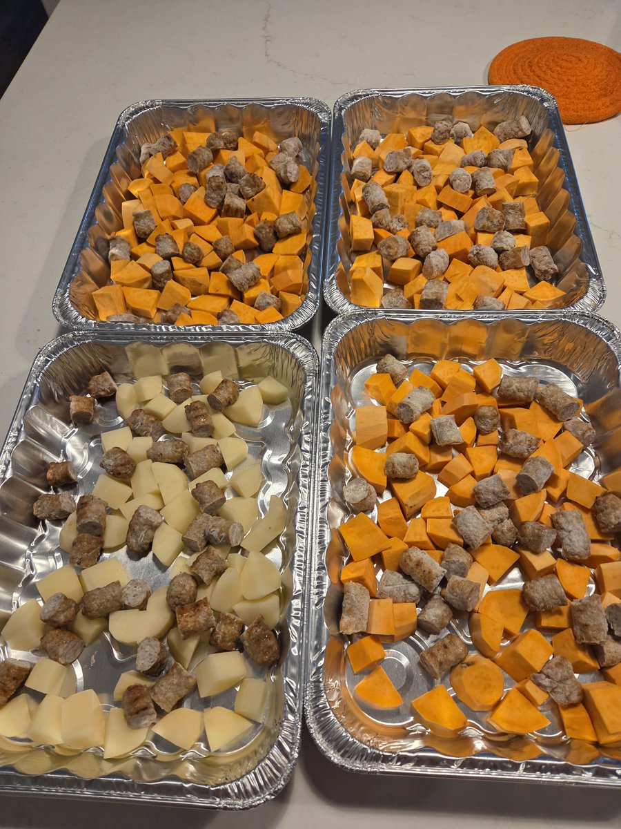 caffandconv's tweet photo. So the weather didn't cooperate with my plans for today.  But I took advantage and used the time to meal prep. My family loves breakfast casserole and it's a frequent go to meal. I make 4 of them at a time because thats all that will fit on my oven 😆. https://t.co/YUg9rof7el