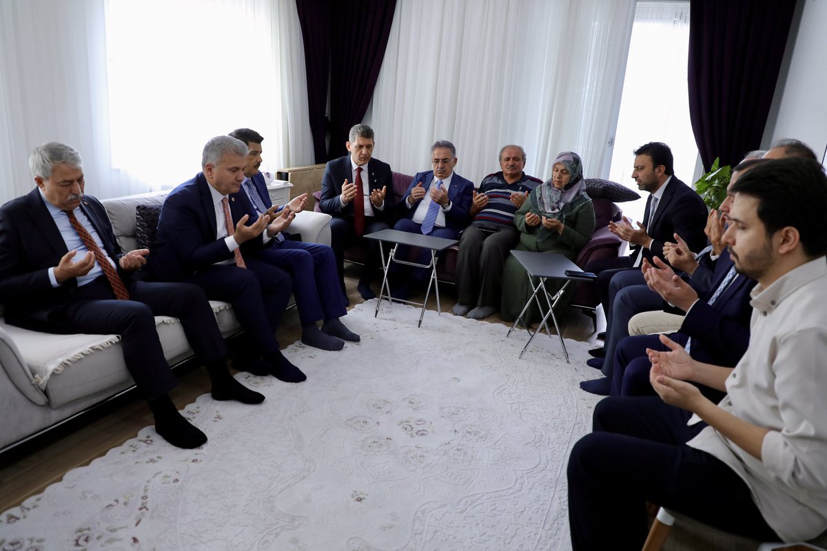 muftoglukuddusi's tweet photo. 15 Temmuz hain darbe girişiminde şehit düşen kahramanımız Yasin Naci Ağaroğlu’nun kıymetli ailesini, Genel Başkan Yardımcımız, Siyasi ve Hukuki İşler Başkanımız Sayın Hayati Yazıcı (@Hayati_Yazici) ve milletvekillerimizle birlikte ziyaret ettik.

Şehitlerimizin aziz hatırasını daima yaşatacak, bizlere emanet olan kıymetli ailelerinin yanında olmaya devam edeceğiz.

Rabbim tüm şehitlerimize rahmet eylesin. 🇹🇷