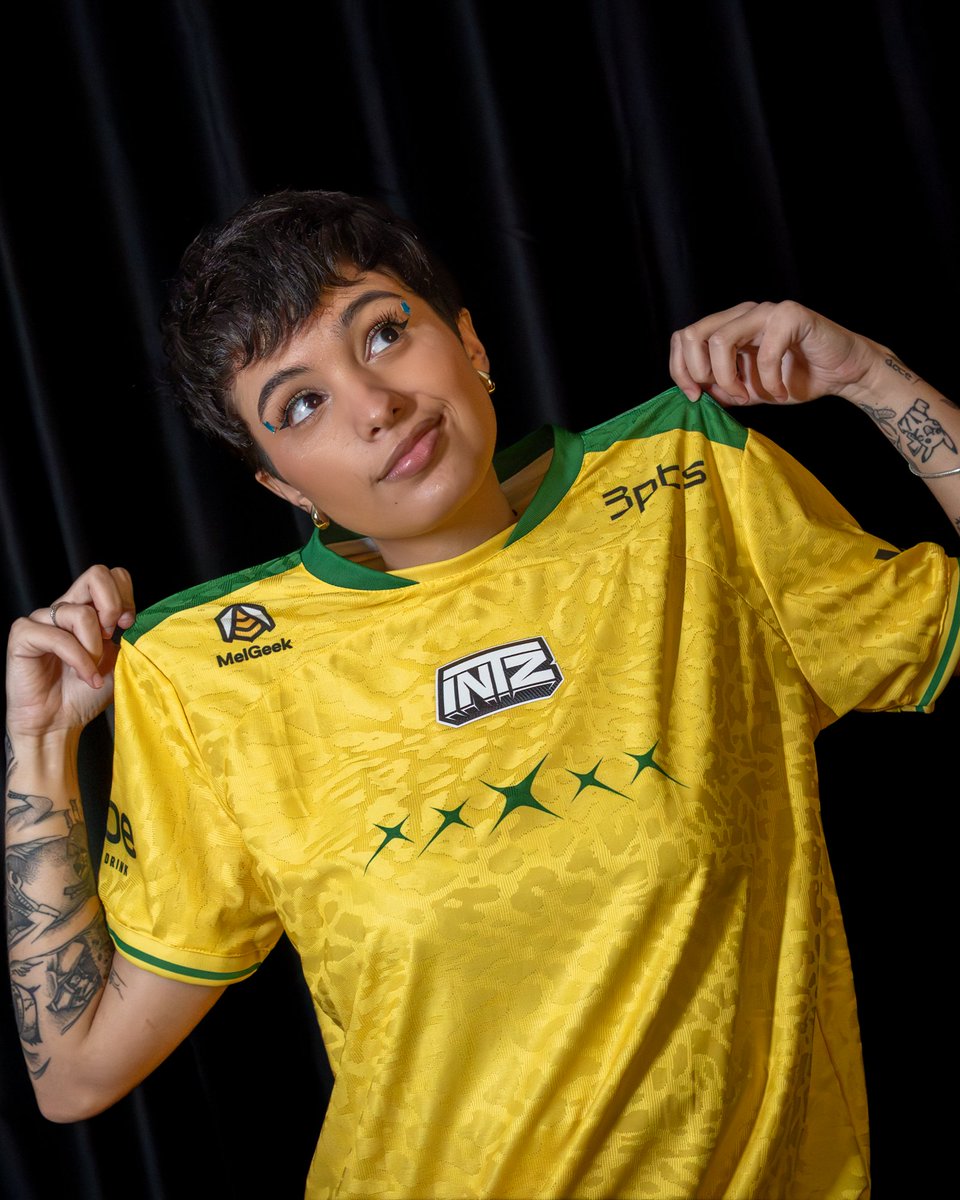 INTZ's tweet photo. 🇧🇷 Agora estamos 100% trajados para apoiar o Brasil na busca do hexa! 💪🏆

#GoINTZ #seleçãobrasileira #BateNoPeito https://t.co/rxmmAnVsrL
