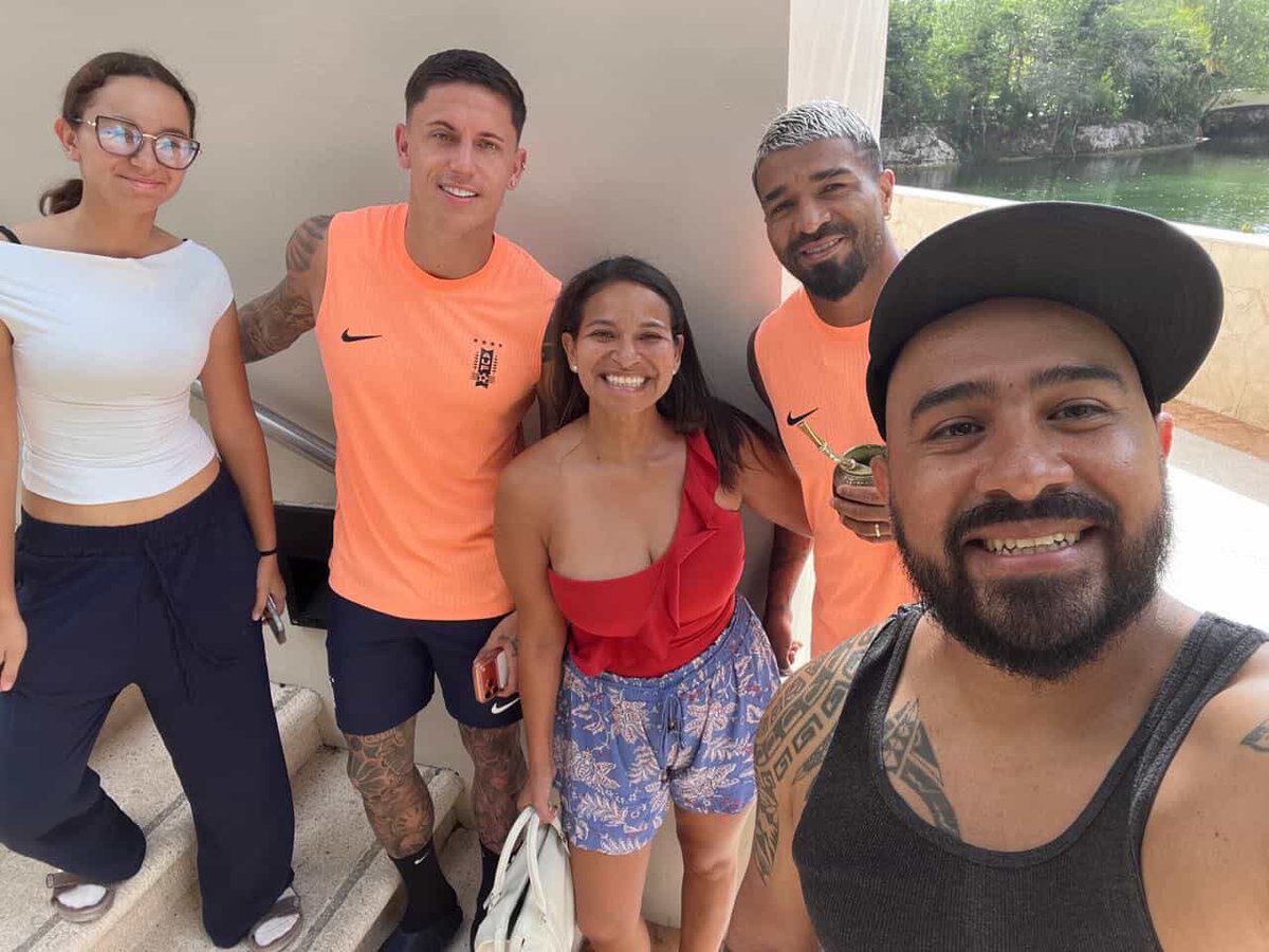jpromeroh's tweet photo. Algunos hinchas uruguayos han tenido la posibilidad de sacarse fotos con sus ídolos en el Fairmont Mayakoba 👇🏼@ovacionuy https://t.co/VAhm4nfdPv