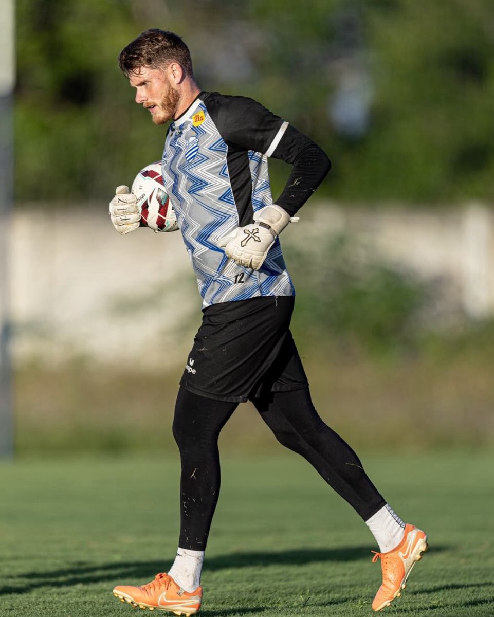 Severoliveira_'s tweet photo. 🗞️ | FORA DO JOGO!

O goleiro Wellerson será desfalque para Moacir Júnior no jogo contra o Lagarto. Nesta sexta-feira (19), ele não treinou no CT Gustavo Paiva. Apenas Yago, Arthur e Ariel realizaram trabalho no campo. 

Wellerson ficou tratando um incômodo e não viajou com a delegação. Tudo indica que Yago será mantido como titular.

📸 Allan Max
