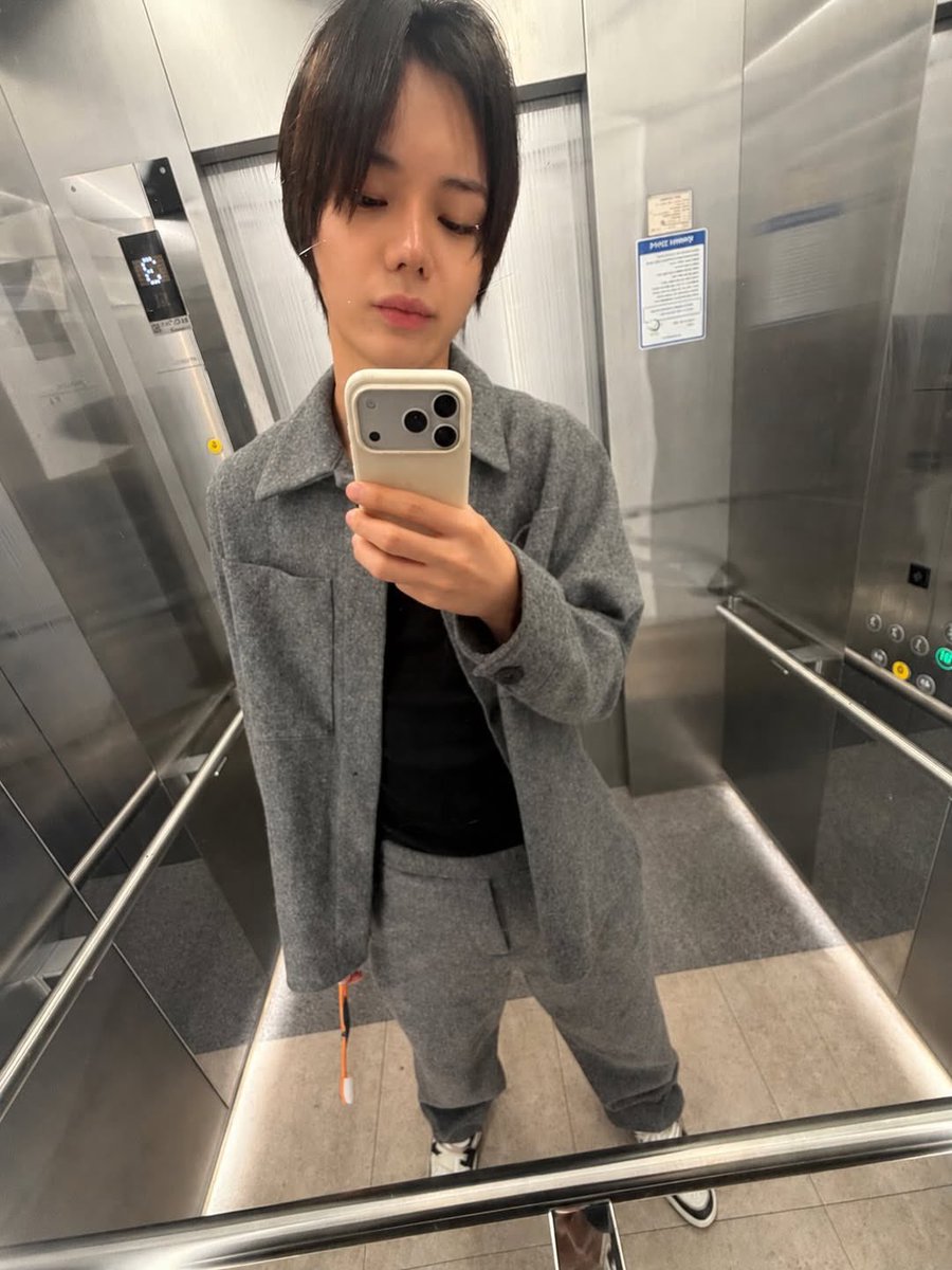 oyuliful's tweet photo. my ohyul mirror selca collection is growing ⸜(˶˃ ᵕ ˂˶)⸝ https://t.co/eWsHkCXVCv