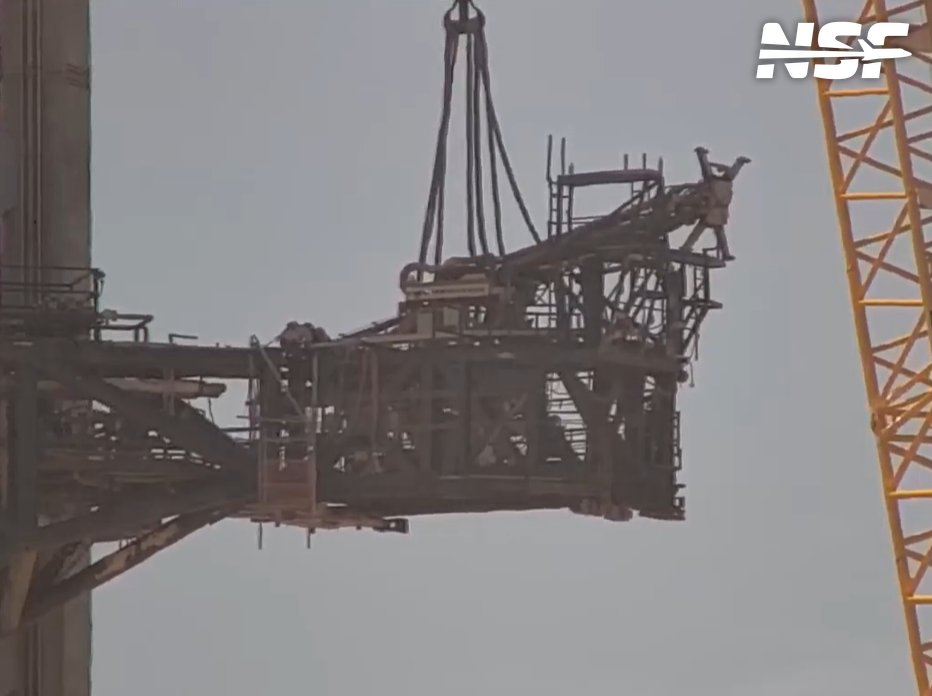 TrackingTheSB's tweet photo. The Buckner LR 11000 crane is being attached to the OLIT-1 SQD arm extension ahead of removal

📸 https://t.co/GXLJIx9tec | @NASASpaceflight https://t.co/zwfsluZCu5