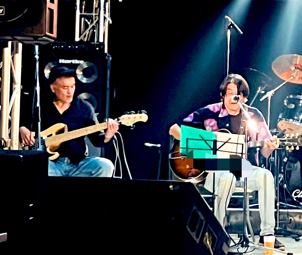 deracine5to1's tweet photo. 高岡クローバーホールBlues session

噂を聞いてか県外からもギタリスト達が来てました。

わしは上田先輩のバックでベースも弾いてました。 https://t.co/3Sl96ph4P2