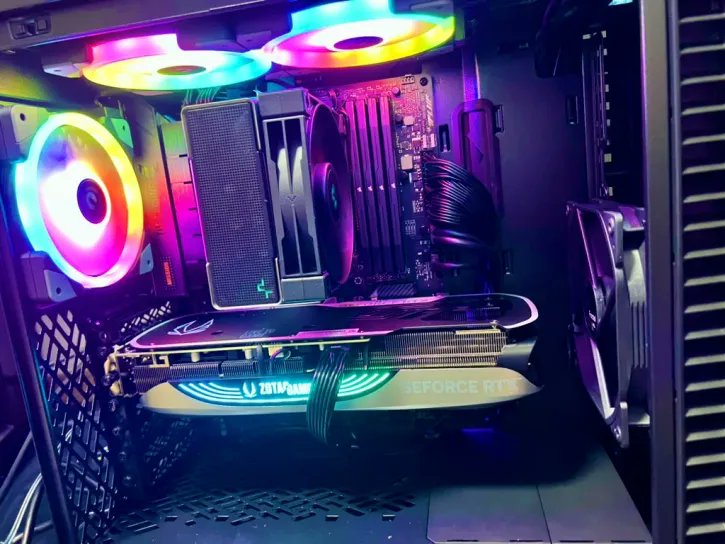 NullJisakuPC's tweet photo. 過去に組んだ某イラストレーター様のPCをご紹介！

これ、実はメモリ128GB積んでいます

 #ゲーミングPC  #自作PC https://t.co/drRrdju1np