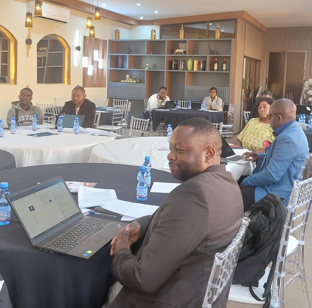 CorruptionTue's tweet photo. Afin de positionner ses priorités et faire avancer ses axes de plaidoyer, le #CNPAV organise à Lubumbashi, un dialogue stratégique réunissant partenaires techniques et financiers, missions diplomatiques et organisations de la société civile autour des défis de gouvernance du secteur minier congolais.

Les échanges porteront notamment sur :

- La lutte contre la corruption dans le secteur extractif ;
- La transparence et la redevabilité dans la gestion des ressources naturelles ;
- Les enjeux liés aux minerais critiques et aux partenariats stratégiques internationaux ;
- Les perspectives autour du dossier Sicomines ;
- Le renforcement des mécanismes de contrôle et de suivi des revenus miniers.

Pour que les ressources naturelles de la RDC profitent réellement à ses citoyens, la gouvernance doit être au cœur des priorités.

#CNPAV #DRCMiningWeek2026 #RDC #GouvernanceMinière #Transparence #Redevabilité #LutteContreLaCorruption #MineraisCritiques #Sicomines