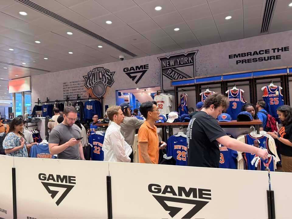 jeffersontours's tweet photo. The Knicks weren't the only ones living it up in New York last week!🏀🗽 

Our sold-out tour to The Big Apple 🍎 hit all the city's highlights...and we even got to sneak in a tour of Madison Square Garden before the New York Knicks made history there in the NBA Finals! 💫 https://t.co/k9wNIUuE3v