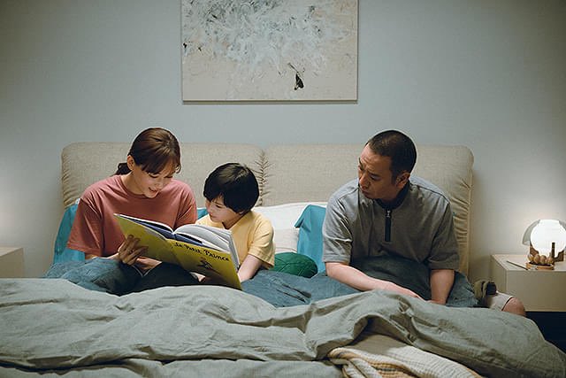 em_Movieee's tweet photo. 箱の中の羊
#Emilyの映画記録 
子供を失った夫婦が、子供そっくりのヒューマノイドと暮らし、死と向き合っていく。
古典的で擦られまくった様なテーマ。是枝監督がどう描くんだろうと思ってたけど…かなり微妙だった…
唯一好きなセリフはノンデリ祖母の「死んだ人が帰ってくるんは1年に1回でええ」 https://t.co/O6J70iezmM