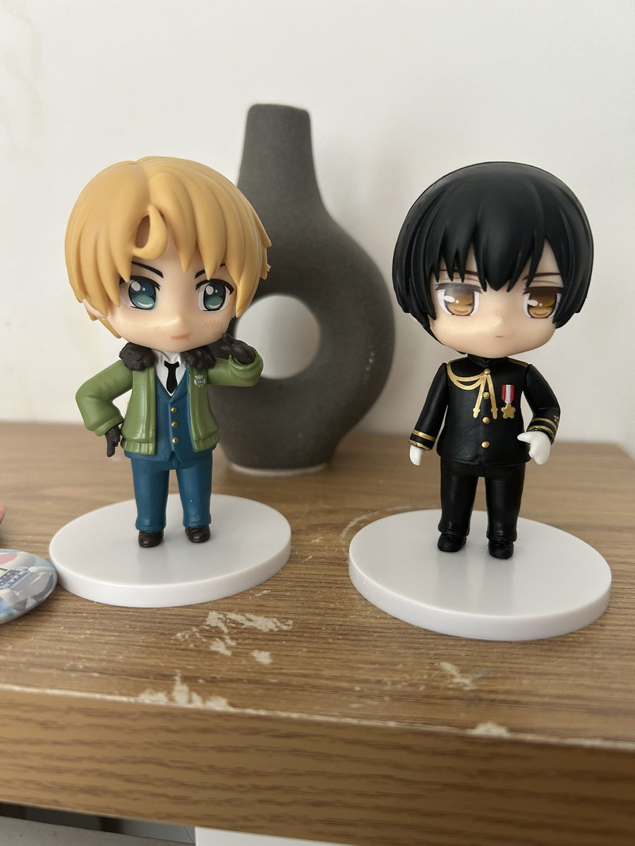 Americrumpet's tweet photo. my fake nendos arrived!!!!!!! The seller also sent me cute pins for free I LOVE THEM SO MUCH!!!!!!!!!! https://t.co/l6dvrfy3Ot