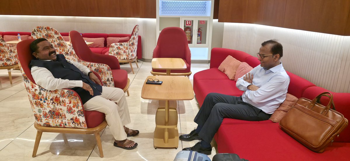 NCSC_GoI's tweet photo. Today, at the Delhi Airport, Shri. Vaddepalli Ramchander Honorable Member of the National Commission for Scheduled Castes, met with Mr. K. Ramakrishna Rao Garu, Chief Secretary of the Government of Telangana.  #NCSC #article338 https://t.co/HOdR5U5MtM