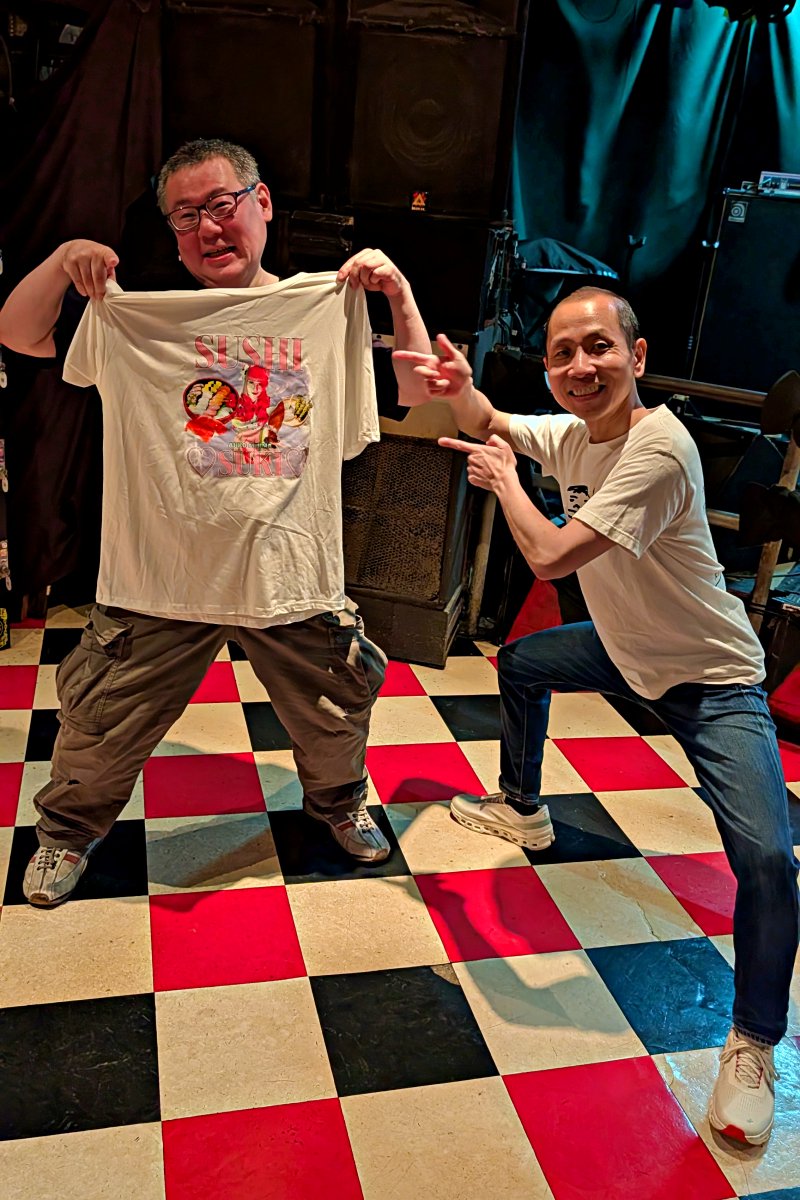 ayanointhehosp's tweet photo. @ajijima_ajiko 池袋手刀お疲れ様でした。
あじこさん精算中に完売Tシャツのサンプル品を持ち出して何らかのアピールをし始めるイレイサーズの画像をどうぞ📸 https://t.co/6J6ZHzXr4Y